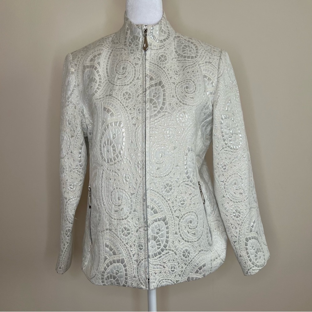 ! Chico's White & Silver Jacquard Mosaic Pattern
Full Zip Formal Jacket